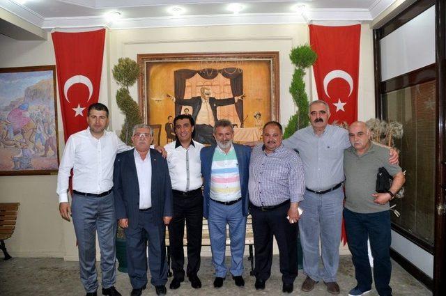 Nazilli’de Berber Ve Kuaförler Aileleriyle Birlikte İftar Yaptı