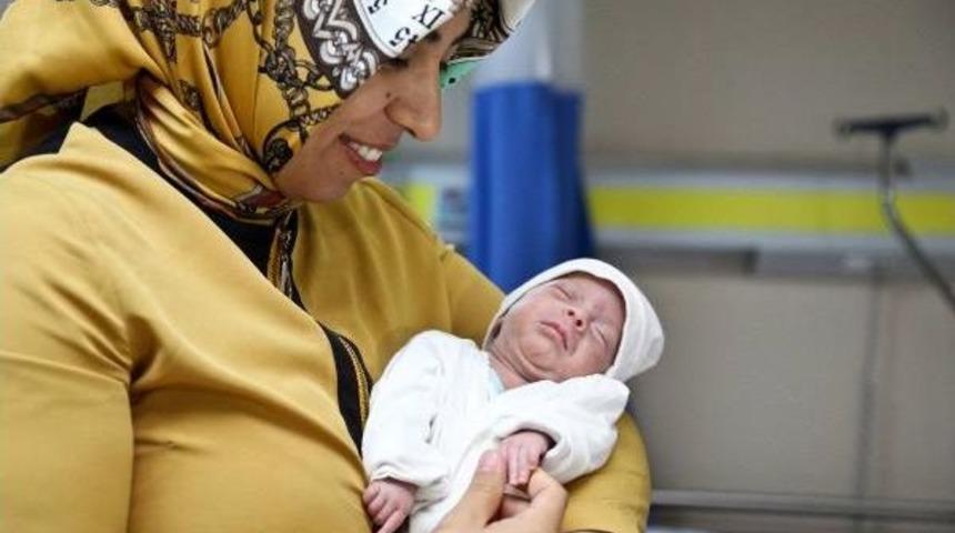 Parmak Bebek Yiğit, Yaşama Tutundu