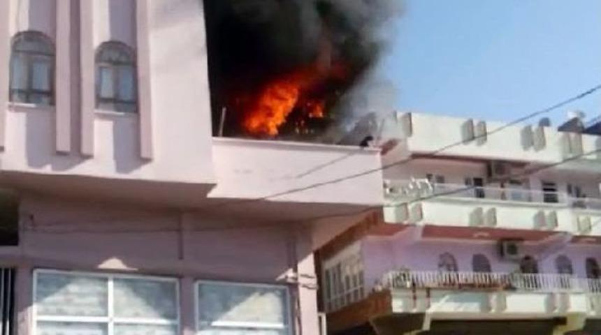 Evdeki Yangında Engelli Nermin &Ouml;ld&uuml;, 2 Kardeşi Zehirlendi