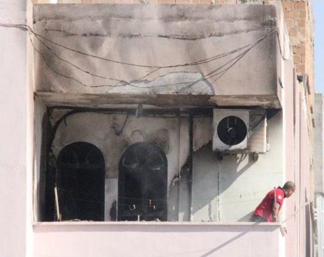 Evdeki Yangında Engelli Nermin &Ouml;ld&uuml;, 2 Kardeşi Zehirlendi 1
