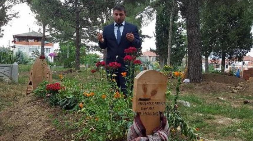 Muhtar Se&ccedil;ildikten Sonra Muhtar Babasının Mezarını Ziyaret Etti