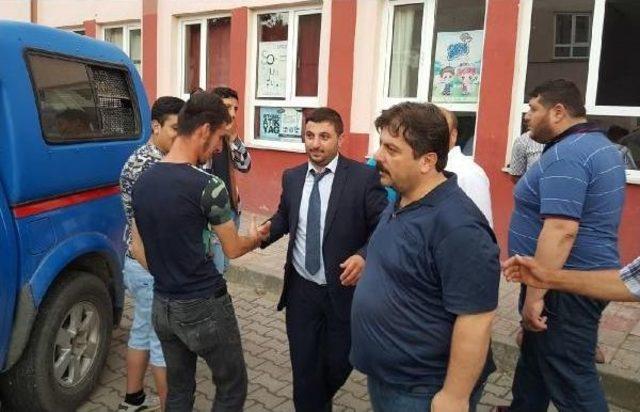 Muhtar Seçildikten Sonra Muhtar Babasının Mezarını Ziyaret Etti 1