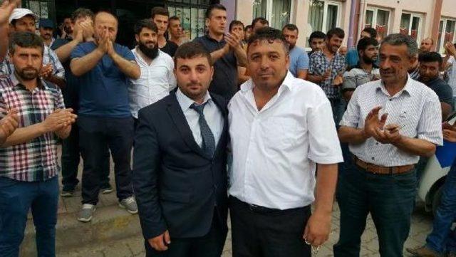 Muhtar Seçildikten Sonra Muhtar Babasının Mezarını Ziyaret Etti 2