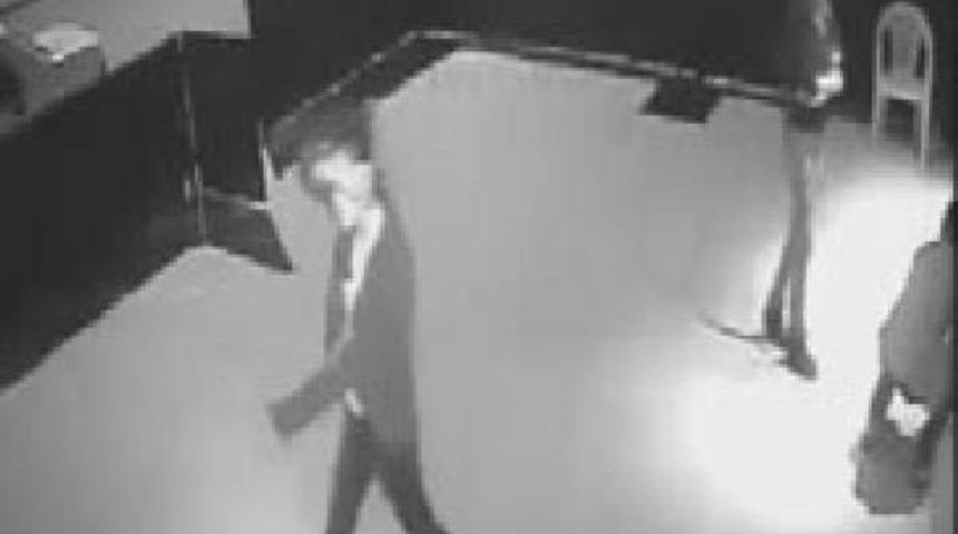 Kadın Kuaf&ouml;r&uuml;nden Hırsızlık G&uuml;venlik Kamerasında