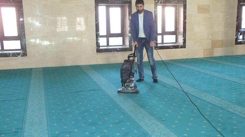 Malazgirt&rsquo;te Cami Temizliği İ&ccedil;in Elektrik S&uuml;p&uuml;rgesi