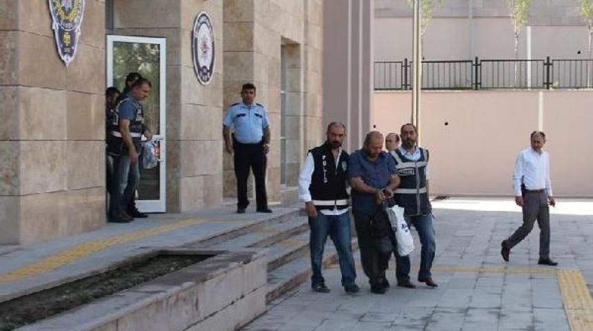 Ptt &Ccedil;alışanı, Babasını Bile Dolandırmış