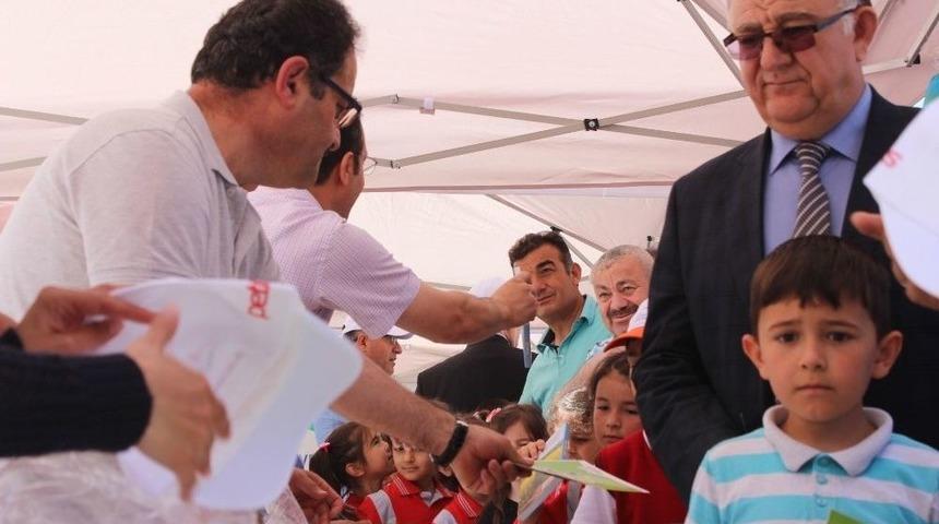 D&uuml;nya &Ccedil;evre G&uuml;n&uuml;&rsquo;nde Vatandaşlara G&uuml;l Dağıtıldı