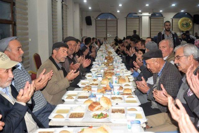 Mahalle Sakinleri Eski Ramazanları Yaşatmaya Devam Ediyor