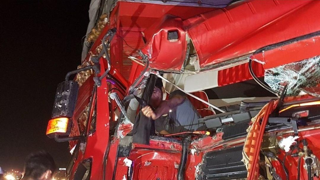 Kamyonda Sıkışan Gen&ccedil; 2 Saatte Kurtarıldı