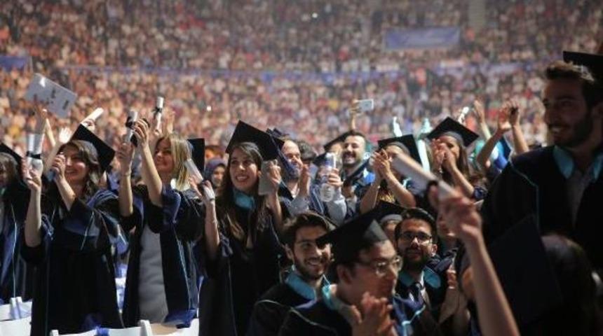 Bah&ccedil;eşehir &Uuml;niversitesi 17'inci D&ouml;nem Mezunlarını Verdi