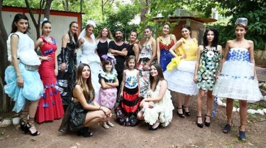 Atık Malzemelerden Elbiseleri Mankenler Tanıttı