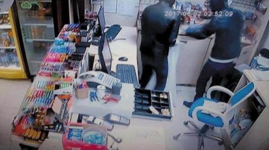 Maskeli Hırsızlık &Ccedil;etesi G&uuml;venlik Kamerasında