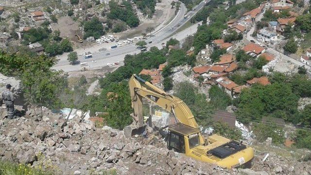 Hıdırlıktepe’de Zor Şartlar Altında Yıkımlara Devam