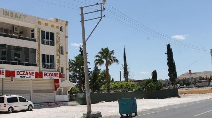 Kazada Hasar G&ouml;ren Elektrik Direği Yenisi İle Değiştirildi