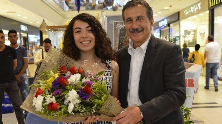 Başkan Ata&ccedil;&rsquo;tan Gen&ccedil; Yazar Uysal&rsquo;a Destek