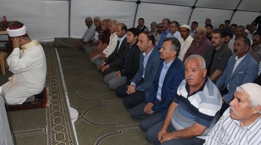 Adıyaman Valisi Erin Samsatlı Depremzedelerle &Ccedil;adırda Teravih Kıldı