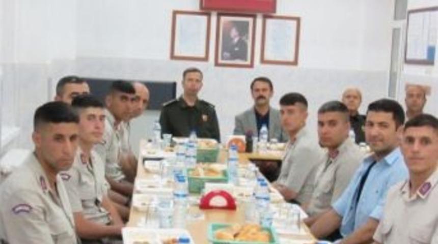 Vali Aktaş, Er Ve Erbaşlarla İftarda Buluştu