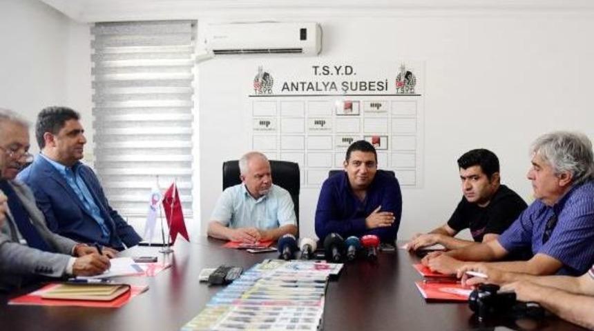 Antalyaspor Başkanı &Ouml;zt&uuml;rk: Eto'o'yu Satmayı D&uuml;ş&uuml;nm&uuml;yoruz