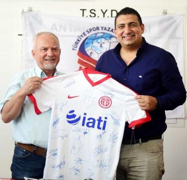 Antalyaspor Başkanı &Ouml;zt&uuml;rk: Eto o yu Satmayı D&uuml;ş&uuml;nm&uuml;yoruz 3