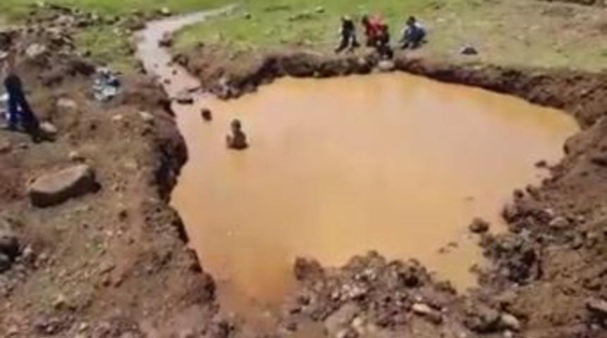 &Ccedil;ocuklar &Ccedil;amurlu Su Birikintisinde Serinlemeye &Ccedil;alıştı