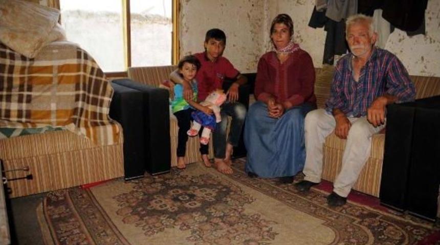 4 Kişilik Aile, Tek Odada Yaşam M&uuml;cadelesi Veriyor