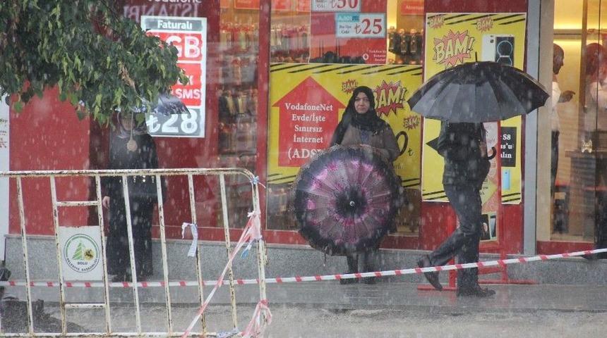Şiddetli Yağmur Kent Merkezinde Etkili Oldu