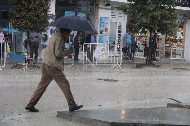 Şiddetli Yağmur Kent Merkezinde Etkili Oldu 1