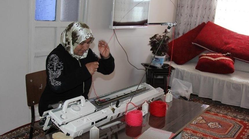 Kendi &Uuml;rettiklerini Satarak &Ccedil;ocuklarına Bakıyor