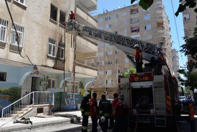 Mühürlenen Binadaki Dairesini Ateşe Verdi