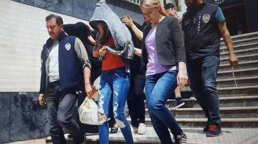 Turistleri M&uuml;zeleri Gezerken Soymuşlar