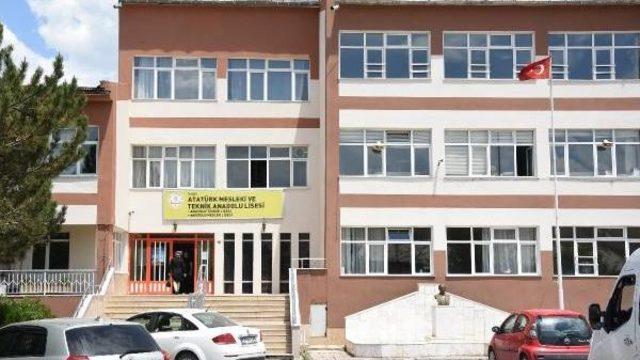 Sivas'ta Öğretmenden Öğrencilere Sıra Dayağı (2)