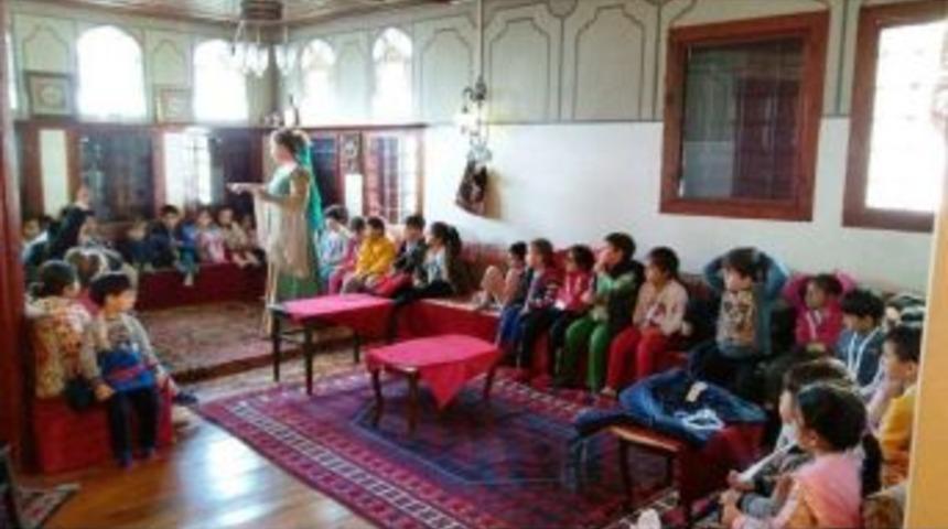 İzmitli Minikler, Masallarla Tarihi &Ouml;ğreniyor