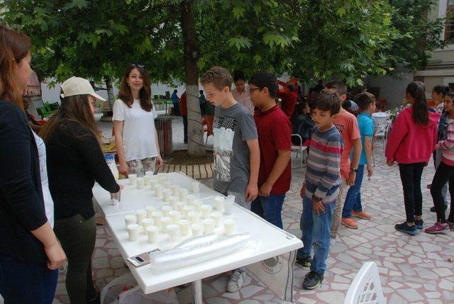 Kitap Fuarında Öğrencilere Süt İkramı