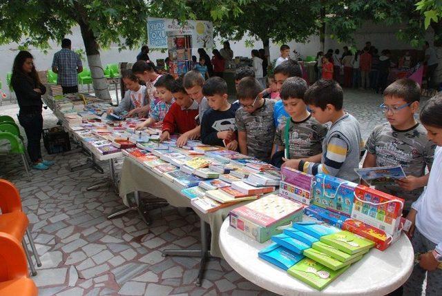 Kitap Fuarında Öğrencilere Süt İkramı