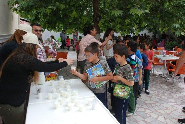 Kitap Fuarında Öğrencilere Süt İkramı