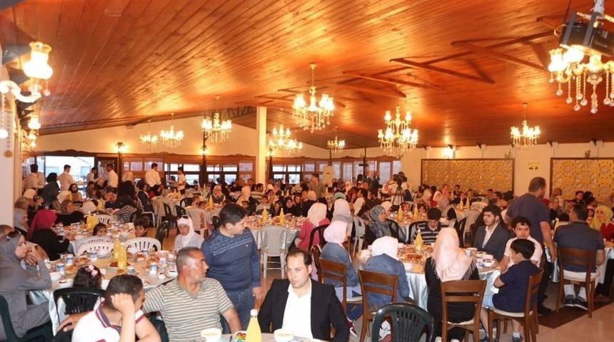 Suriyeli Muhacirler İ&ccedil;in &Uuml;mraniye&rsquo;de İftar Sofrası