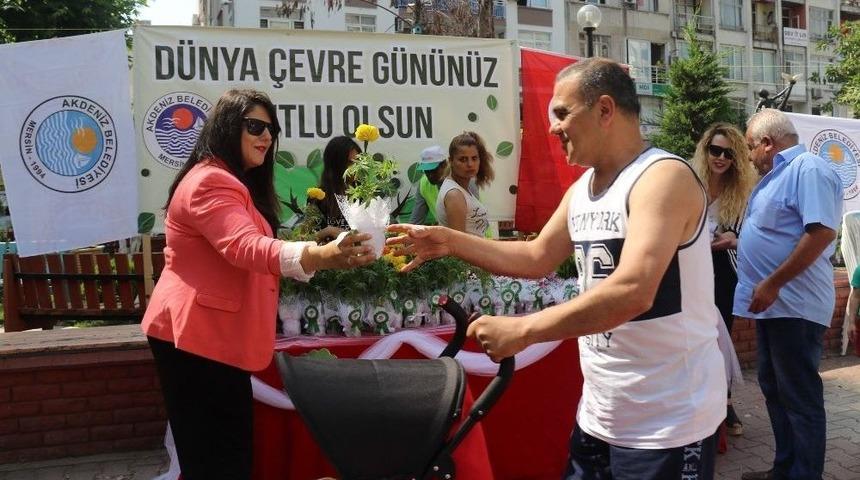 Akdeniz Belediyesi &Ccedil;i&ccedil;ek Fidesi Dağıttı