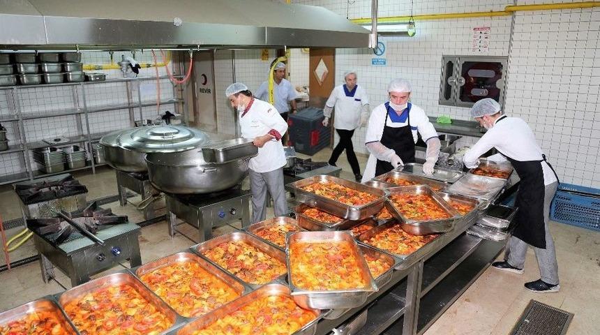 3 Bin 500 Kişilik İftar Sofraları &Ouml;zenle Hazırlanıyor