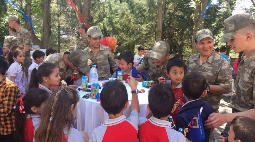 Jandarma İle Minik Y&uuml;rekler Daha Mutlu