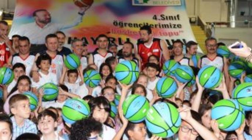 İzmit Belediyesi&rsquo;nden 10 Bin &Ouml;ğrenciye Basket Topu