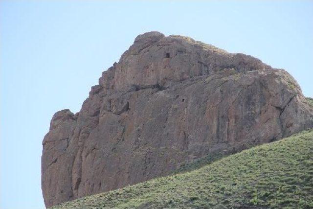 Başkale’Deki Tarihi Kudret Kalesi Ilgi Bekliyor