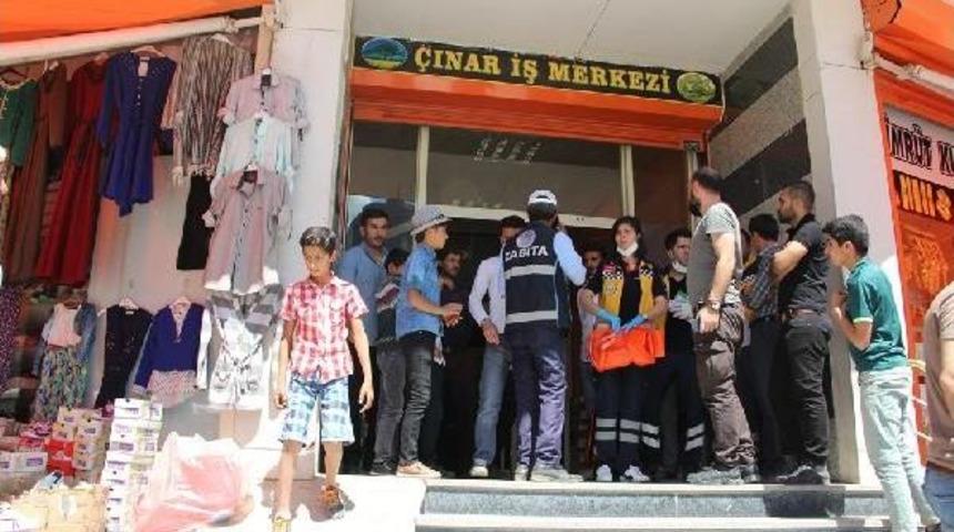 Şemdinli'de G&ouml;revli Doktor, Başına Poşet Ge&ccedil;irilmiş Olarak Evinde &Ouml;l&uuml; Bulundu