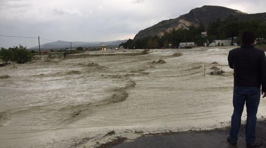 Şiddetli Yağış Otoyolu Kapattı