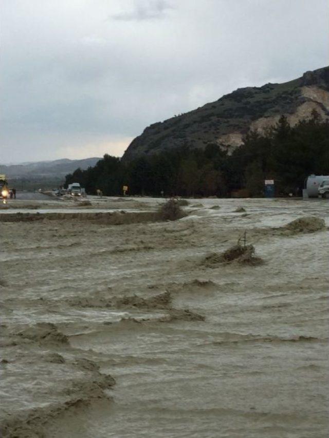 Şiddetli Yağış Otoyolu Kapattı 2