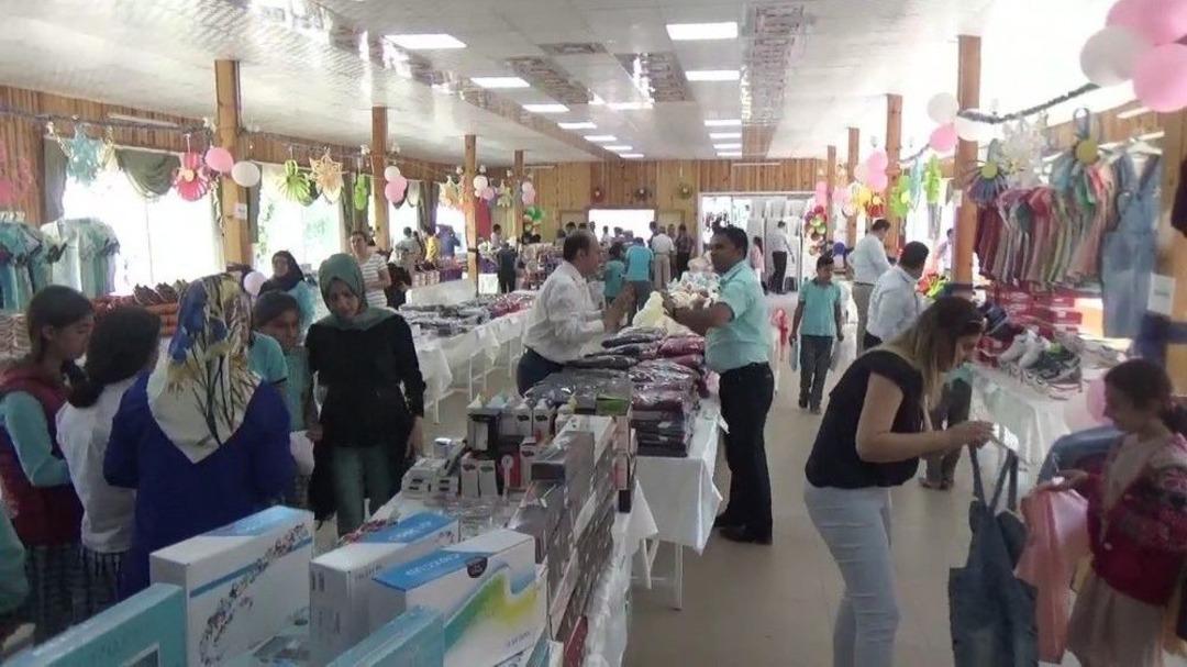 800 Yetim Ve &Ouml;ks&uuml;z &Ccedil;ocuk Hayallerindeki Oyuncaklara Kavuştu