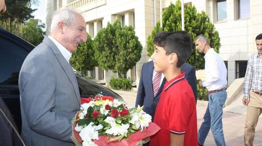 Miroğlu, Teog Birincilerine Kitap Hediye Etti