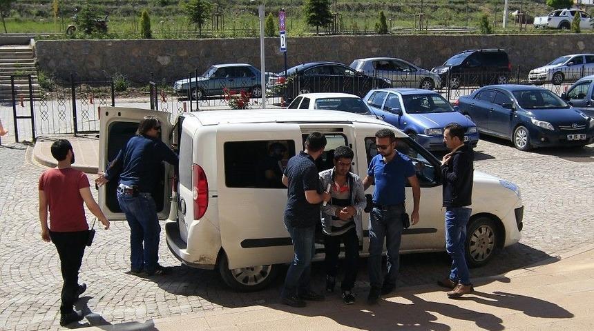 İranlı Genç, Ev Arkadaşını Bıçakla Ağır Yaraladı