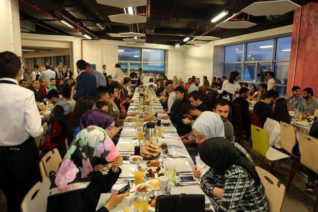 Başkan Kadıoğlu, Üniversiteliler İle Birlikte Oruç Açtı 1