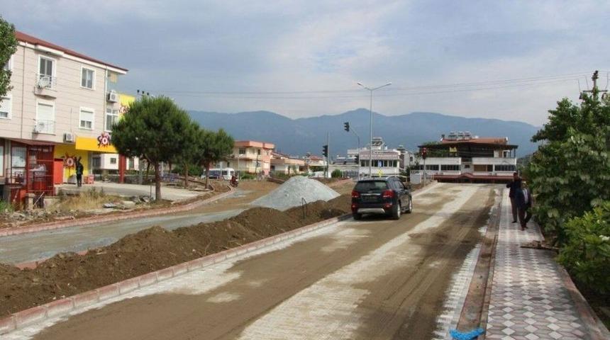 Edremit&rsquo;te Yol &Ccedil;alışmaları Aralıksız S&uuml;r&uuml;yor