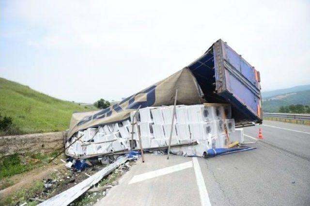 Çamaşır Makinesi Yüklü Tır Devrildi, Sürücü Yaralandı